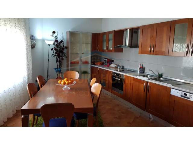 Tirane, shes Vile 3+1+A+BLK Kati 0, 300 m² 300.000 Euro (Tregu Elektrik) PARK27379