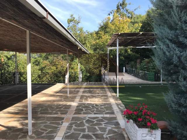 Tirane, jepet me qera bar-resorant 520 m² 2.000 Euro (Petrele)