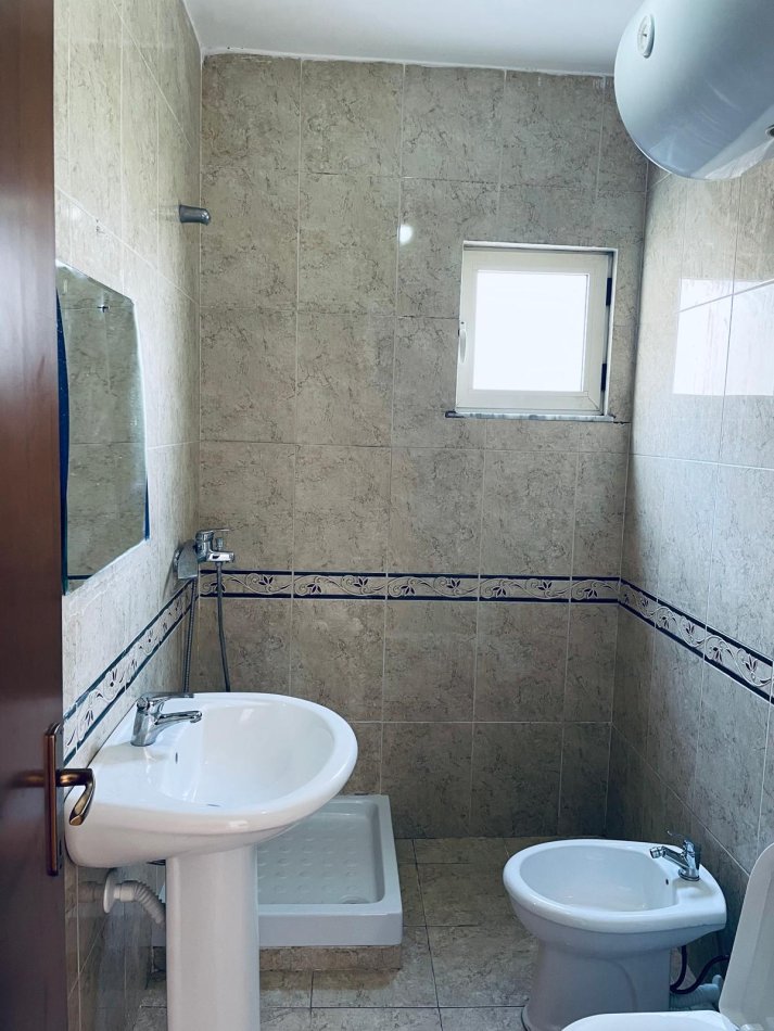 Tirane, jepet me qera apartament 2+1 Kati 3, 93 m² 450 € (Fusha e Aviacionit)
