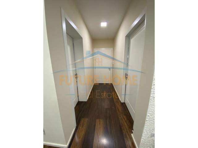 Tirane, jepet me qera zyre Kati 1, 165 m² 1.300 Euro (Komuna E Parisit)