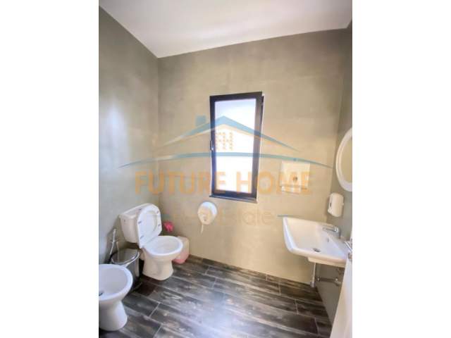 Tirane, jepet me qera zyre Kati 1, 165 m² 1.300 Euro (Komuna E Parisit)