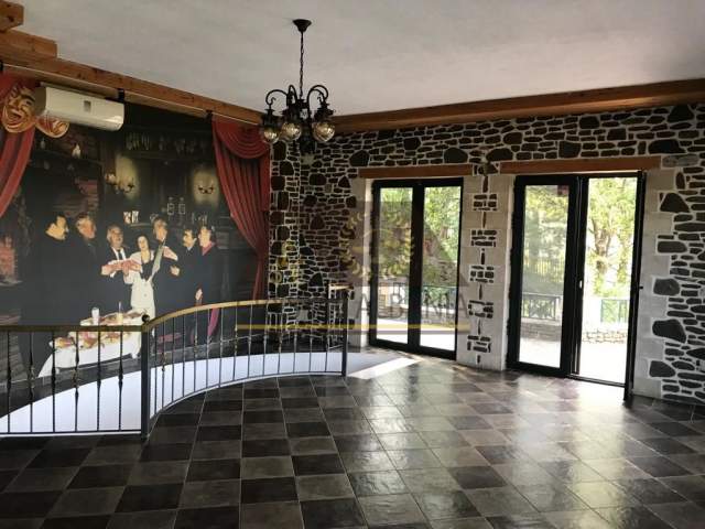 Tirane, jepet me qera bar-resorant 520 m² 2.000 Euro (Petrele)