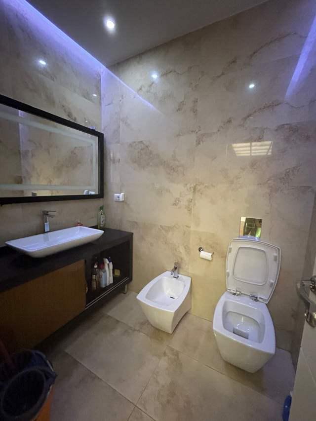Tirane, jepet me qera zyre Kati 5, 140 m² 1.300 Euro ne Ring Center