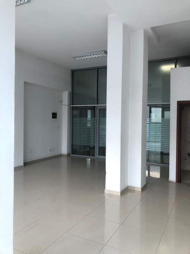 Tirane, jepet me qera ambjent biznesi Kati 1, 52 m² 420 Euro (Ministria e Jashtme)