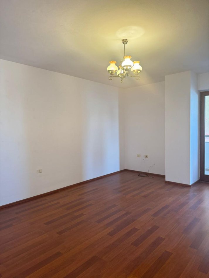 Tirane, jepet me qera apartament 2+1+Ballkon Kati 6, 120 m² 500 € (Bulevardi Zogu i 1 , prane kafe New York)