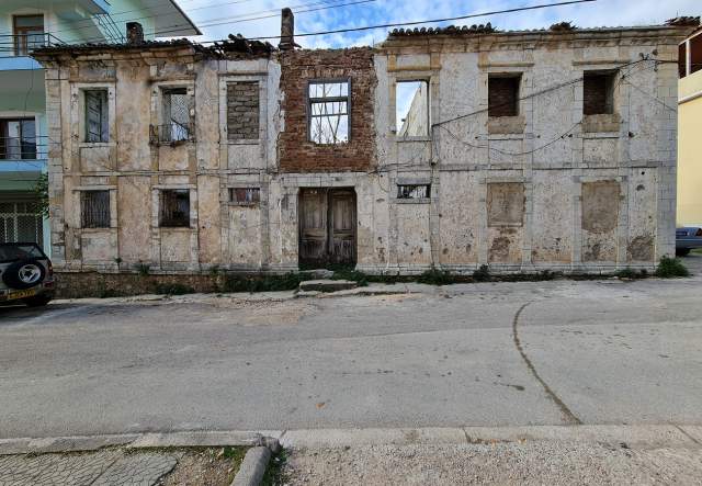 SHITET NDËRTESË E VITIT 1837 + TRUALL NË DELVINË 448 m² 150.000 Euro