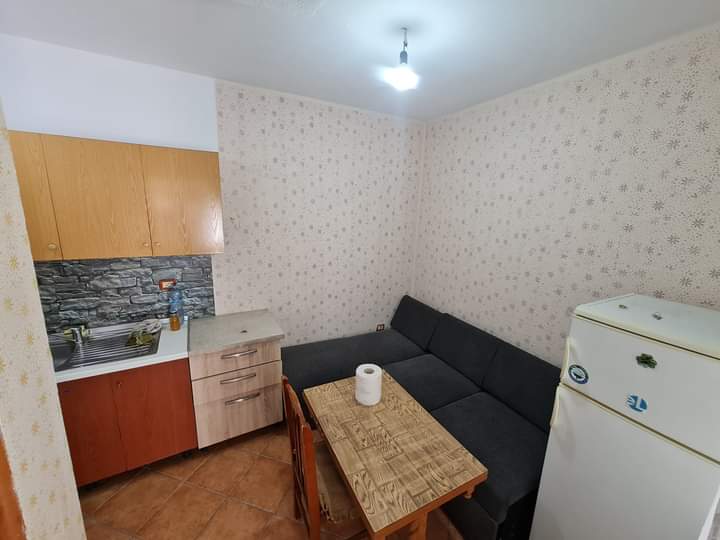 Tirane, jepet me qera apartament 1+1 Kati 1, 50 m²350 € (QSUT)