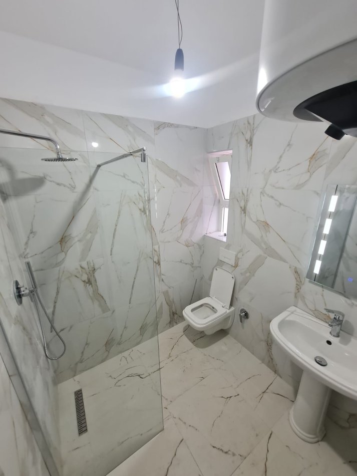 Jepet me qera apartament 1+1,Rruga Aleksander Moisiu , perballe ministrise se kultures  40.000Leke te reja