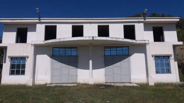 Elbasan, jepet me qera ambjent biznesi 1.700 m² 600 Euro