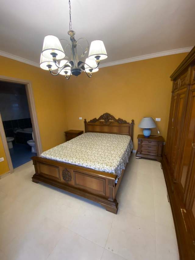 Ne qender te Durresit,  jepet me qera (ose shitet)  apartament 2+1, me pamje te mrekullueshme nga deti