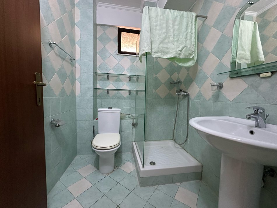 Tirane, shes apartament 3+1 Kati 1, 145 m² 295.000 € (Komuna e Parisit)