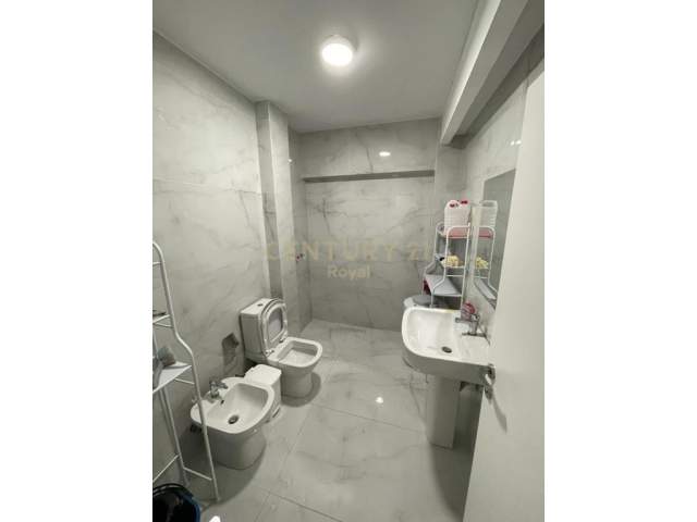 Tirane, jepet me qera zyre Kati 4, 115 m² 850 Euro (Ish Blloku)
