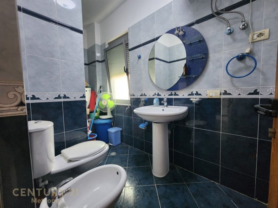Tirane, shitet apartament 2+1+Ballkon, Kati 2, 94 m² 120,000 € (Rruga Muhamed Deliu)