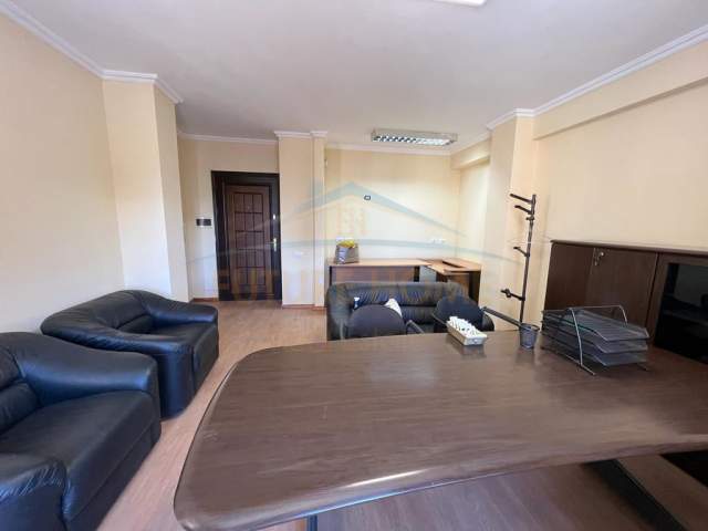 Tirane, jepet me qera zyre Kati 7, 60 m² 500 Euro (Rruga e Barrikadave)