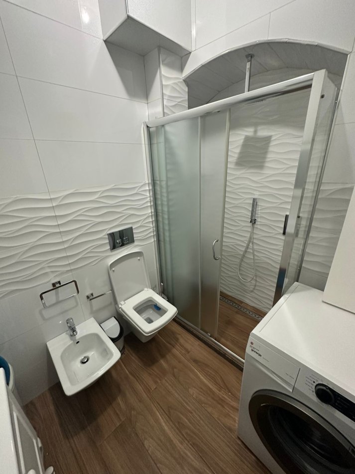 Tirane, jepet me qera apartament 2+1+Ballkon Kati 2, 75 m² 650 € (Shallvaret te Fushat e Tenisit)