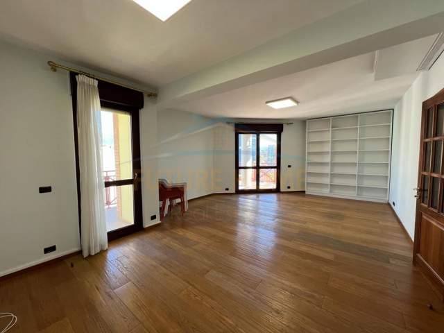 Tirane, jepet me qera zyre Kati 10, 152 m² 1.600 Euro (Qender)