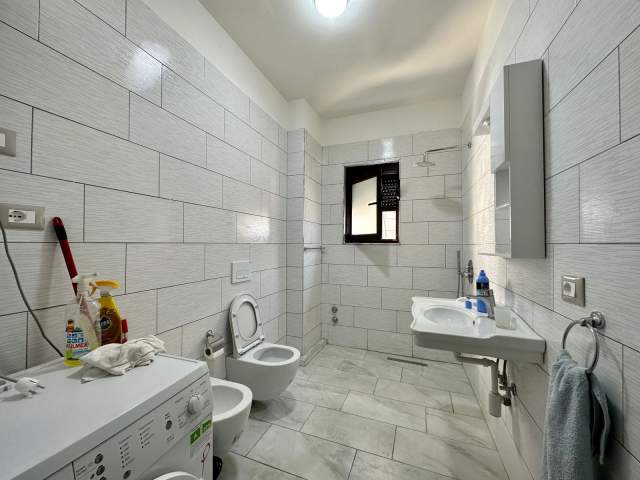 Tirane, jepet me qera apartament 2+1 Kati 4, 97 m² 550 Euro (qender)