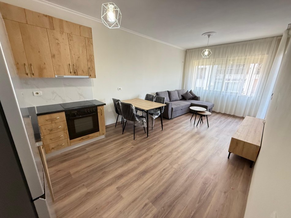 Tirane, jepet me qera apartament 1+1 Kati 5, 70 m² 350 € (misto mame)
