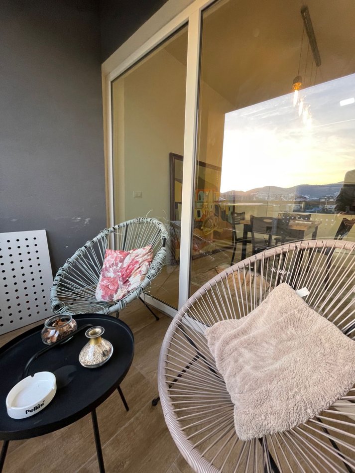 Tirane, jepet me qera apartament 2+1+Ballkon Kati 4, 90 m² 1.300 € (rruga e kosovareve)