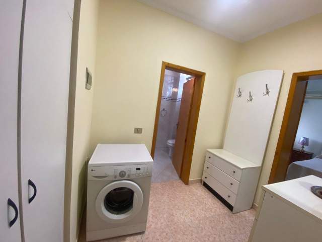Tirane, jepet me qera apartament 1+1+BLK Kati 5, 65 m² 450 Euro (prane restorant Ujvara)