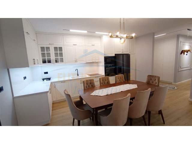 Tirane, jepet me qera apartament 3+1+BLK Kati 2, 146 m² 1.700 Euro (TEG)