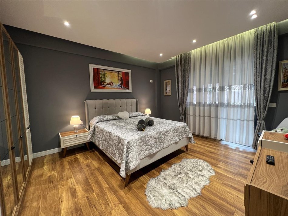Tirane, jepet me qera apartament 1+1+Ballkon Kati 3, 70 m² 700 € (rruga Margarita Tutulani)