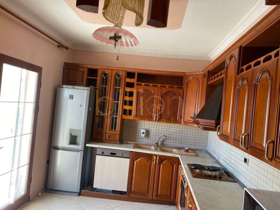 TEK PORTA E GJELBER, OFROJME APARTAMENT 2+1+2 PER QIRA, ID: Billion3358
