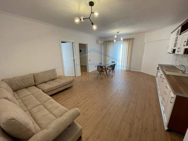 Tirane, jepet me qera apartament 2+1+BLK Kati 3, 95 m² 550 Euro (Komuna e Parisit, Lulishtja)