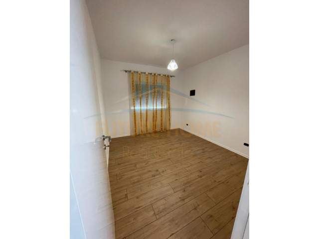 Tirane, jepet me qera apartament 2+1+BLK Kati 3, 95 m² 550 Euro (Komuna e Parisit, Lulishtja)