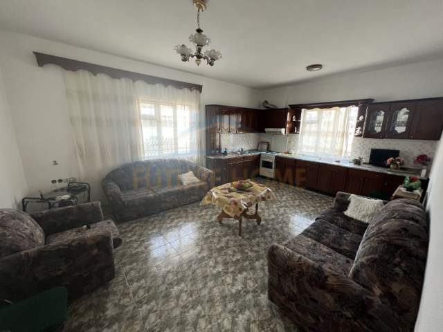 Pogradec, shitet Vile 3 Katshe Kati 4, 193 m² 300.000 Euro (Pogradec)
