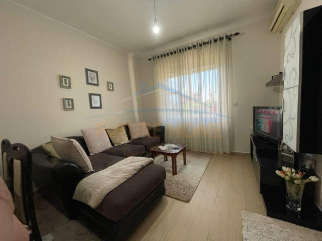 Tirane, jap me qera apartament 2+1 Kati 5, 72 m² 500 Euro (Bulevardi Zogu I)