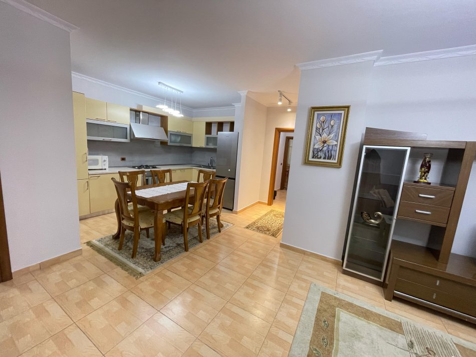 Tirane, jepet me qera apartament 2+1 Kati 5, 95 m² 650 € (21 dhjetori)
