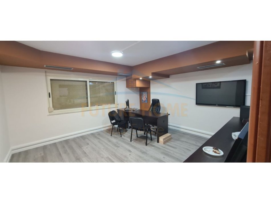 Tirane, jepet me qera zyre Kati 1, 174 m² 3.500 € (PETRONINI)