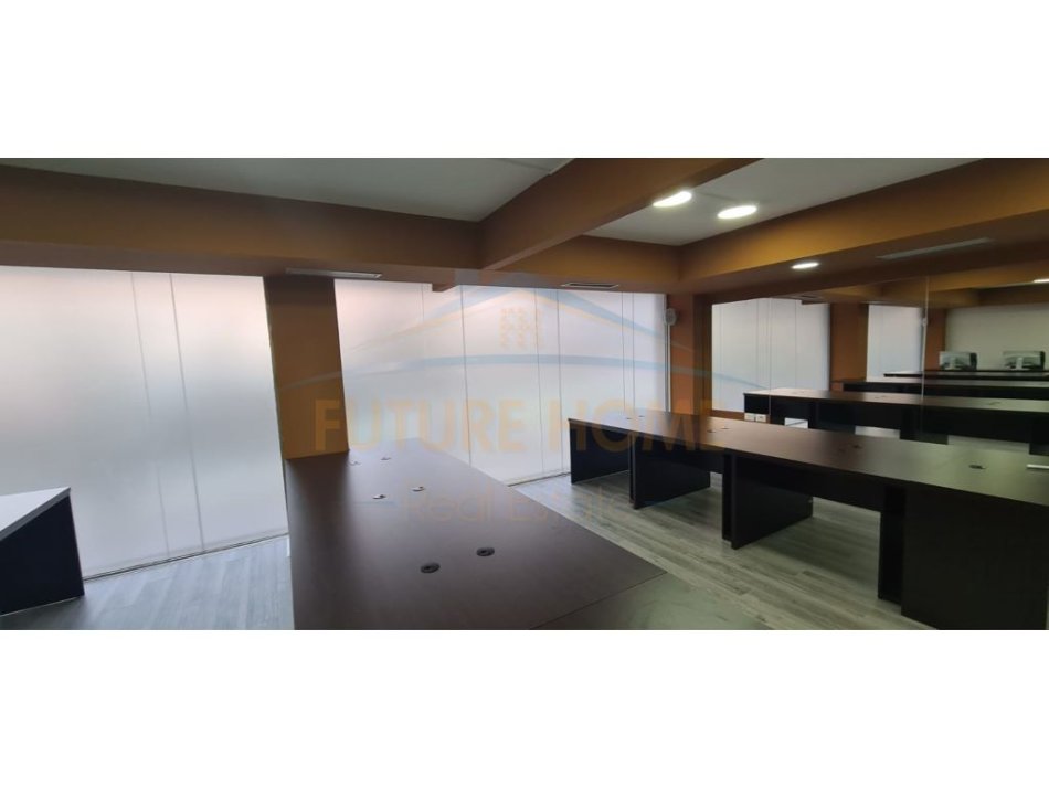 Tirane, jepet me qera zyre Kati 1, 174 m² 3.500 € (PETRONINI)