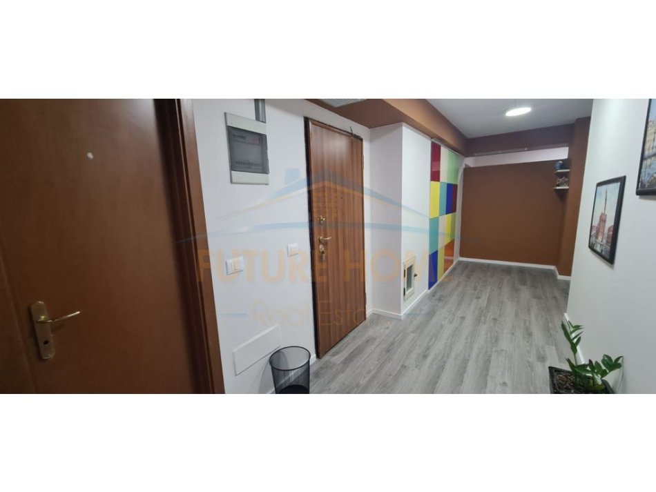 Tirane, jepet me qera zyre Kati 1, 174 m² 3.500 € (PETRONINI)