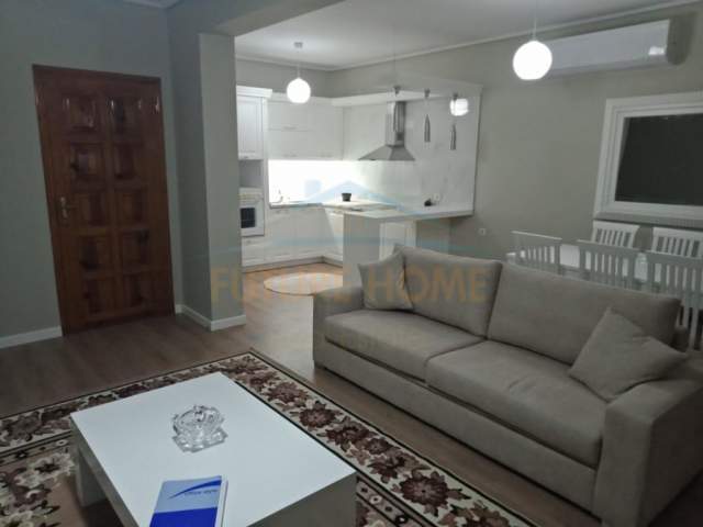 Korce, jepet me qera apartament 1+1+BLK Kati 3, 300 Euro (Lagjia 14)