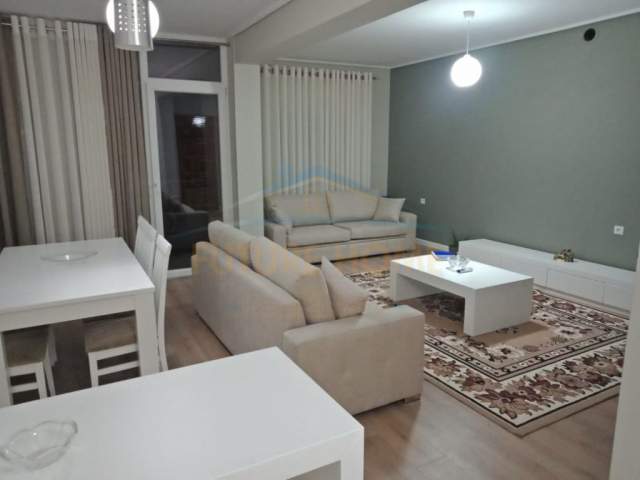 Korce, jepet me qera apartament 1+1+BLK Kati 3, 300 Euro (Lagjia 14)