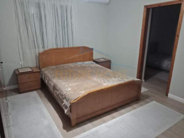Korce, jepet me qera apartament 1+1+BLK Kati 3, 300 Euro (Lagjia 14)