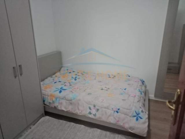 Korce, jepet me qera apartament 1+1+BLK Kati 3, 300 Euro (Lagjia 14)