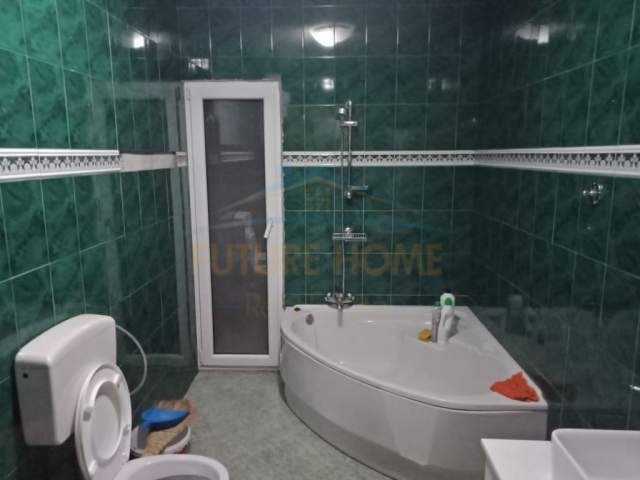 Korce, jepet me qera apartament 1+1+BLK Kati 3, 300 Euro (Lagjia 14)