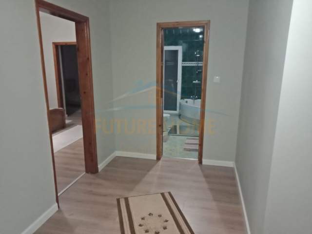 Korce, jepet me qera apartament 1+1+BLK Kati 3, 300 Euro (Lagjia 14)