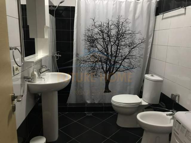 Tirane, jepet me qera apartament 2+1+BLK Kati 1, 700 Euro (Rruga e Barrikadave)