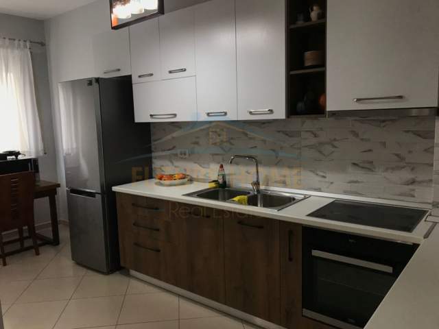 Tirane, jepet me qera apartament 2+1+BLK Kati 1, 700 Euro (Rruga e Barrikadave)