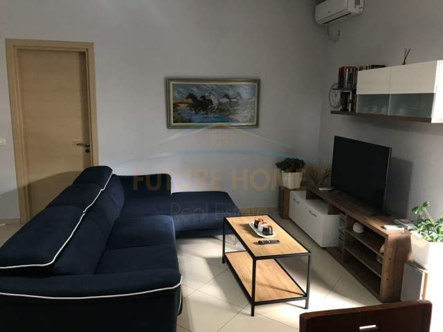 Tirane, jepet me qera apartament 2+1+BLK Kati 1, 700 Euro (Rruga e Barrikadave)