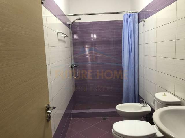 Tirane, jepet me qera apartament 2+1+BLK Kati 1, 700 Euro (Rruga e Barrikadave)
