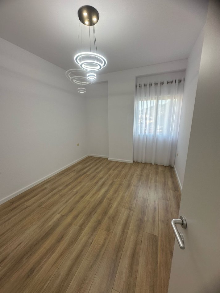 Tirane, shitet apartament 1+1 Kati 4, 65 m² 94.000 € (Te Pallatet Çabej)