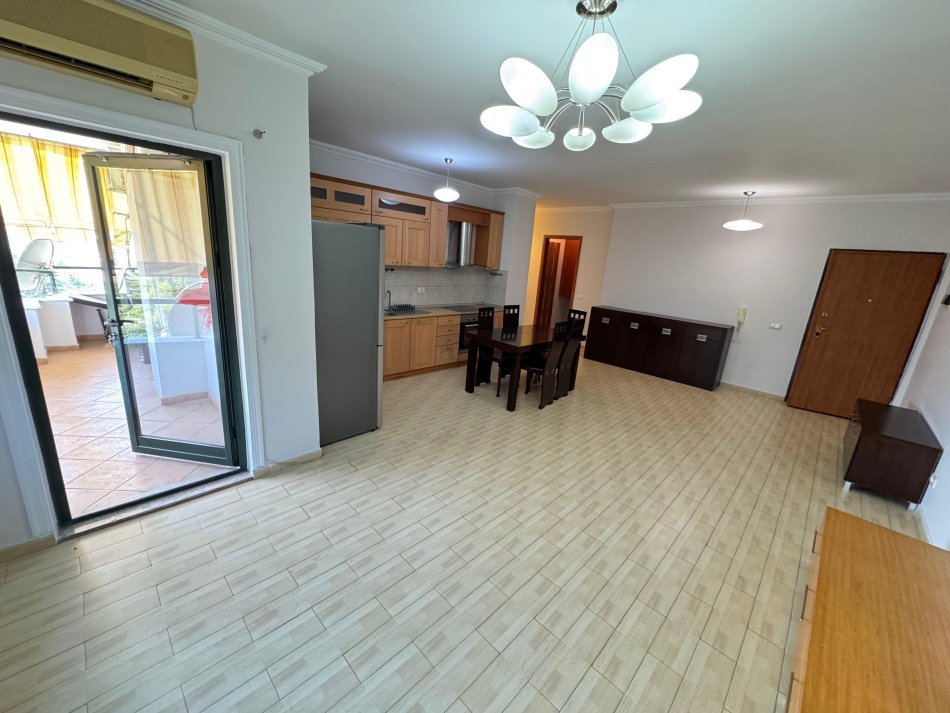 Tirane, jepet me qera apartament 2+1 Kati 8, 100 m² 700 € (stacioni i trenit)