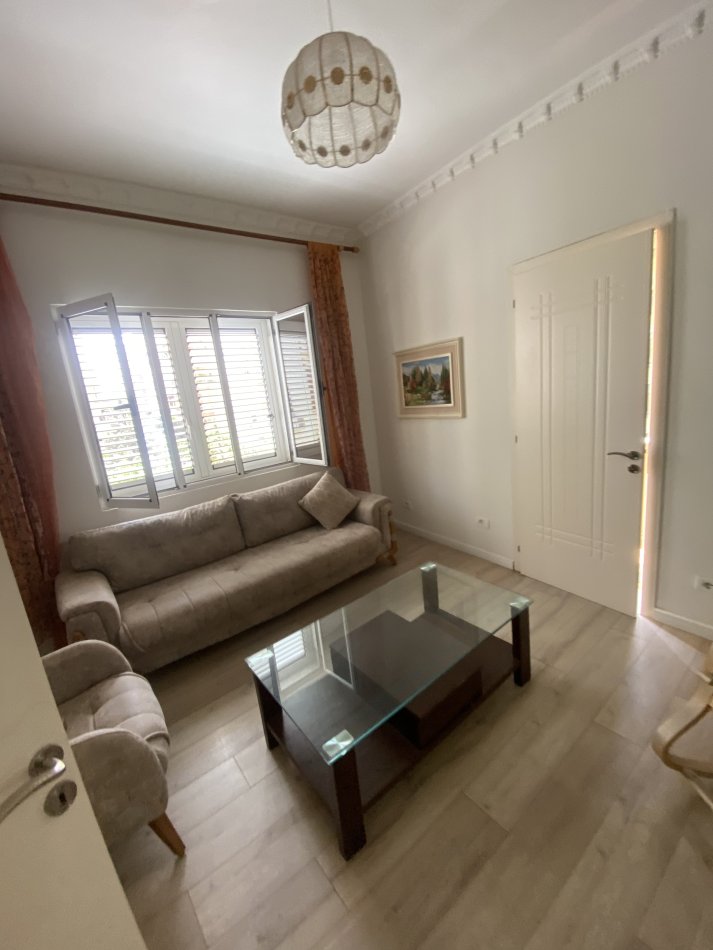 Tirane, jap me qera Vile 1+1+Aneks+Ballkon Kati 3, 100 m² 600 € (Rruga Him Kolli)