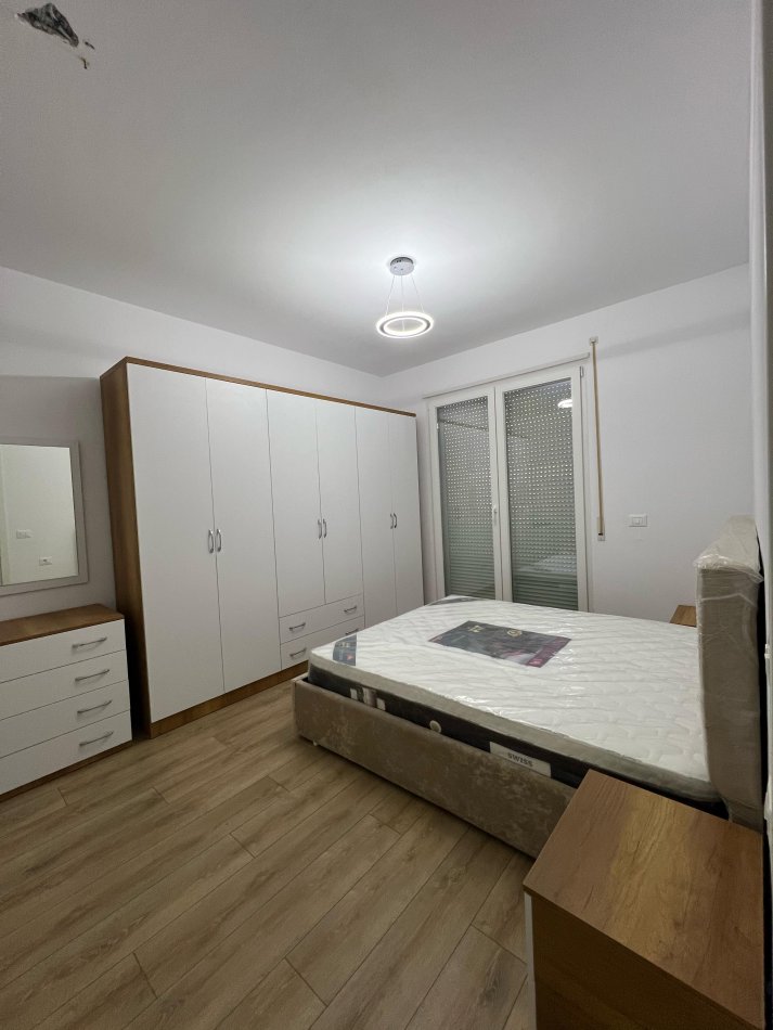 Tirane, jepet me qera apartament 2+1+Ballkon Kati 3, 94 m² 450 € (Gryka Kacanikut Univers City I Sapomobiluar)