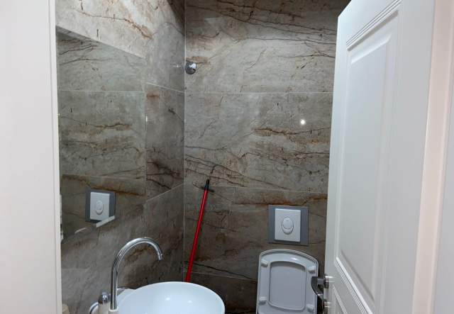 Elbasan, jepet me qera ambjent biznesi 48 m² 20.000 Leke